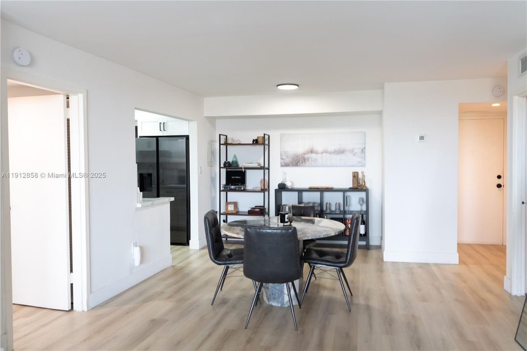 Active With Contract: $299,000 (2 beds, 2 baths, 1096 Square Feet)