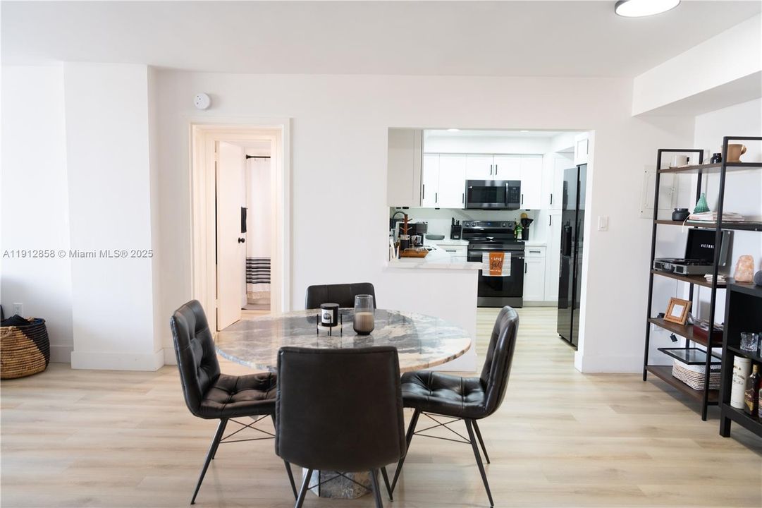 Active With Contract: $299,000 (2 beds, 2 baths, 1096 Square Feet)