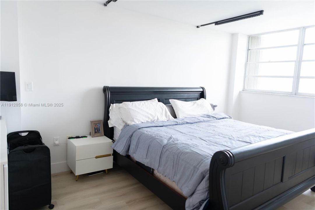 Active With Contract: $299,000 (2 beds, 2 baths, 1096 Square Feet)