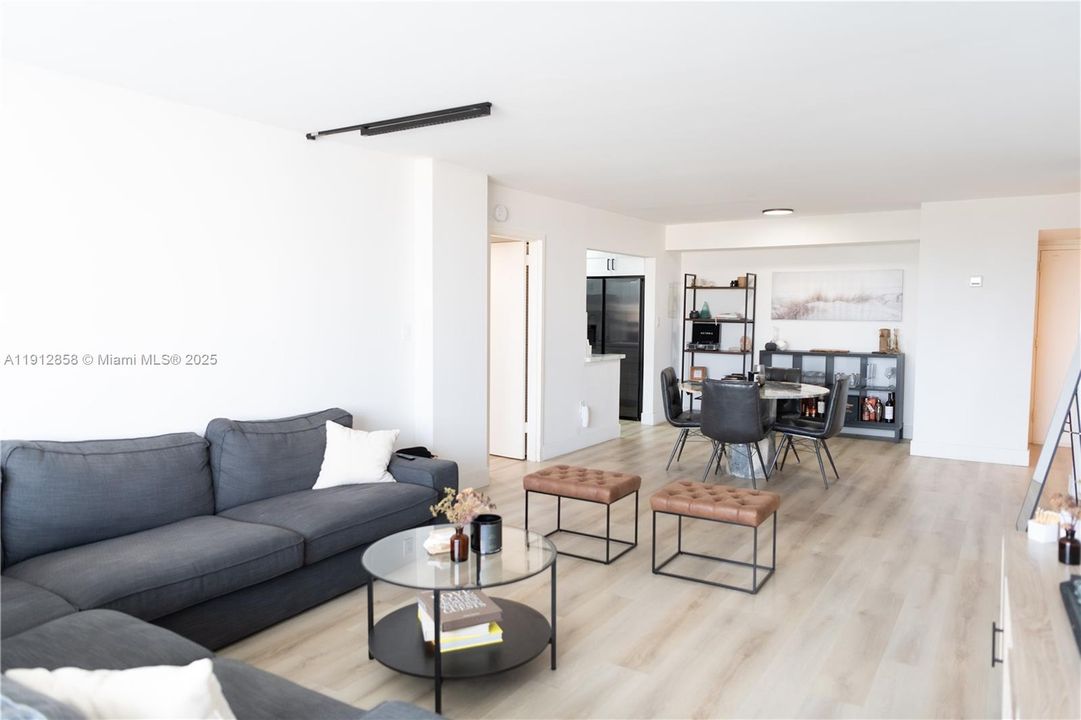 Active With Contract: $299,000 (2 beds, 2 baths, 1096 Square Feet)