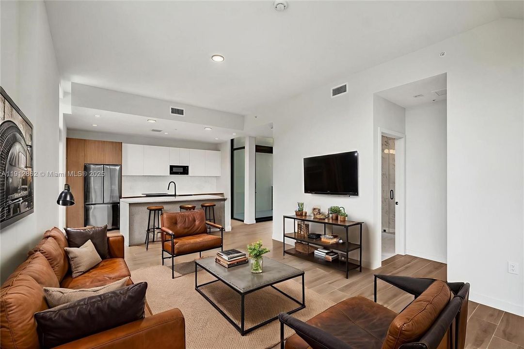 合同活跃: $1,150,000 (3 贝兹, 3 浴室, 2181 平方英尺)