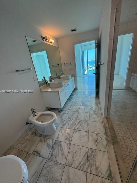 Active With Contract: $5,800 (2 beds, 2 baths, 1334 Square Feet)