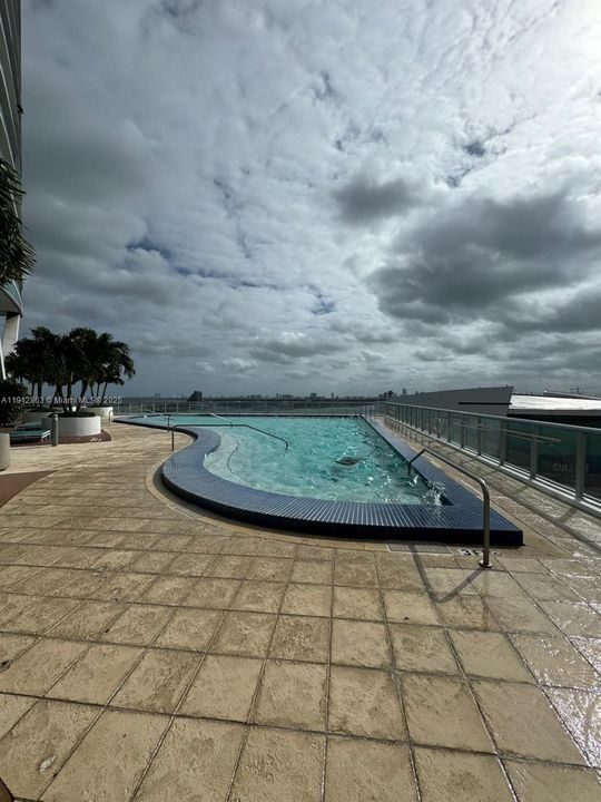 Active With Contract: $5,800 (2 beds, 2 baths, 1334 Square Feet)