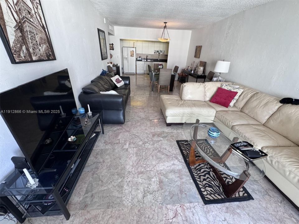 待售: $430,000 (2 贝兹, 2 浴室, 1525 平方英尺)