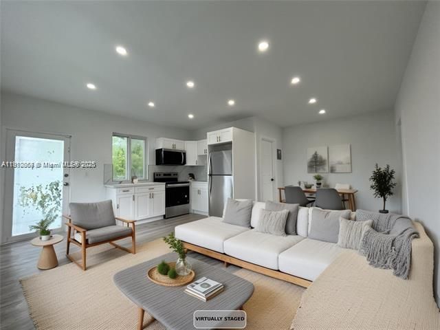 Recently Rented: $2,250 (2 beds, 1 baths, 750 Square Feet)