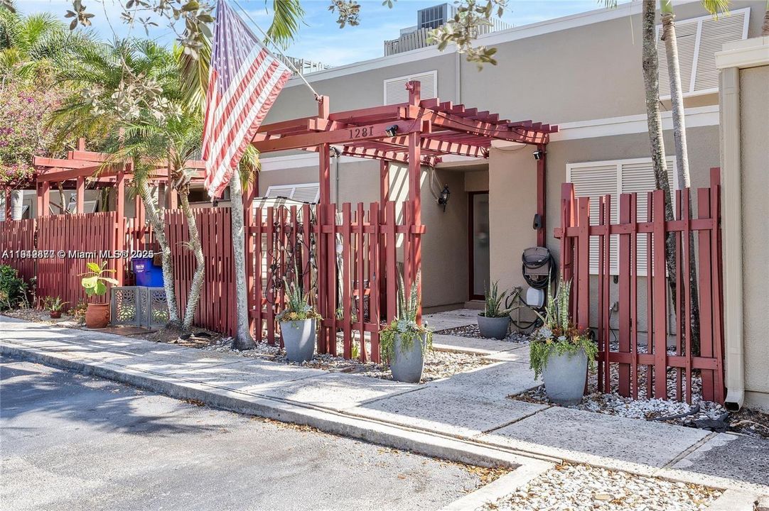 For Rent: $3,400 (2 beds, 2 baths, 1318 Square Feet)