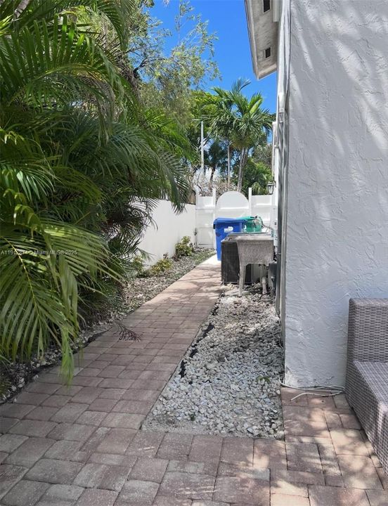 For Rent: $1,700 (1 beds, 1 baths, 600 Square Feet)