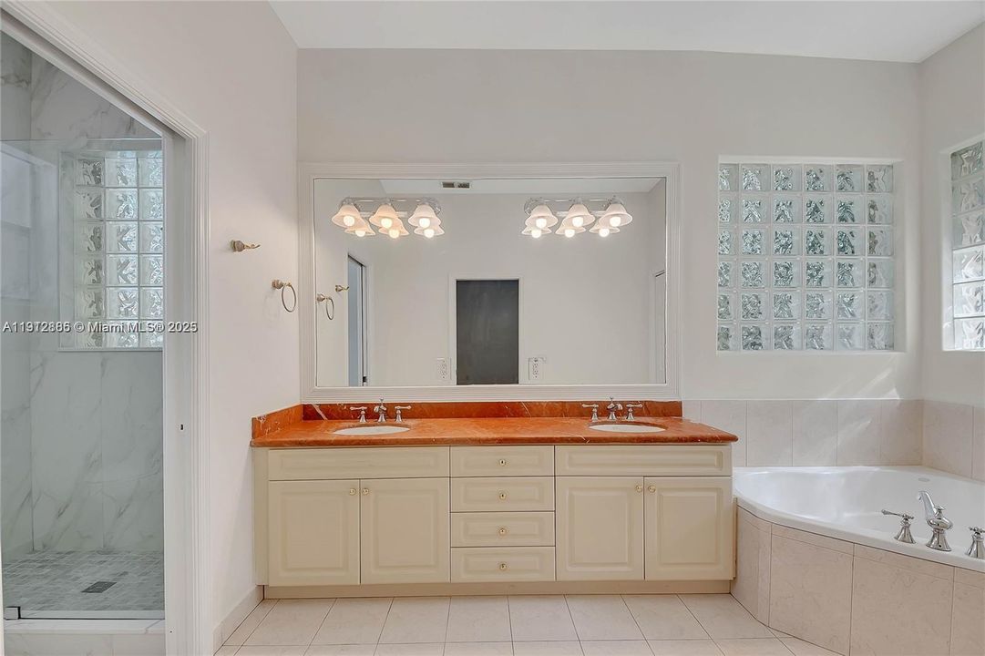 出租: $5,900 (5 贝兹, 4 浴室, 3022 平方英尺)