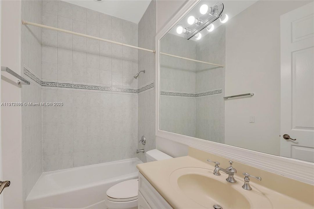 出租: $5,900 (5 贝兹, 4 浴室, 3022 平方英尺)