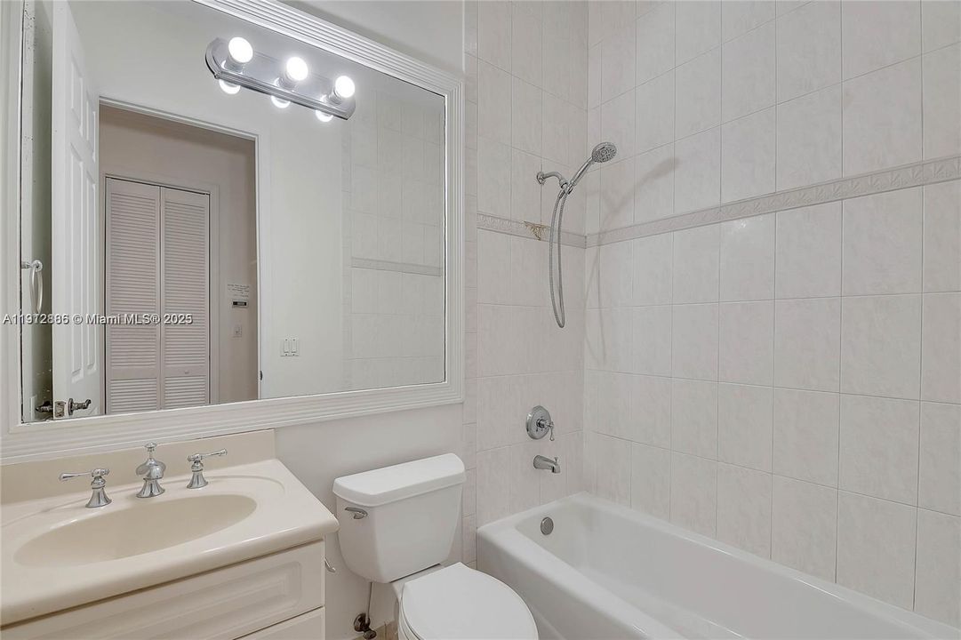 出租: $5,900 (5 贝兹, 4 浴室, 3022 平方英尺)