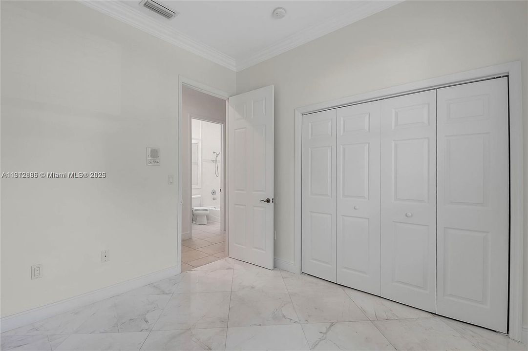 出租: $5,900 (5 贝兹, 4 浴室, 3022 平方英尺)