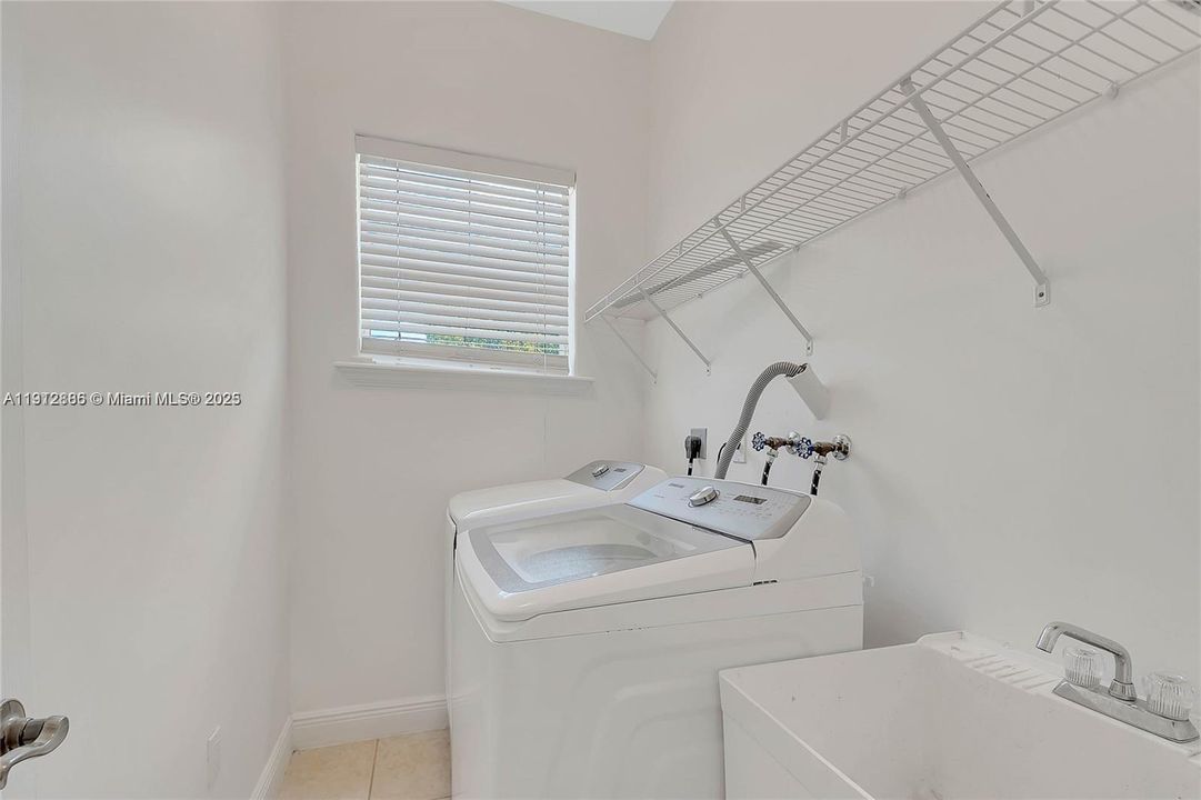 出租: $5,900 (5 贝兹, 4 浴室, 3022 平方英尺)