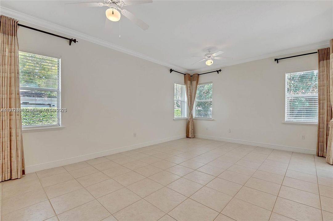 出租: $5,900 (5 贝兹, 4 浴室, 3022 平方英尺)