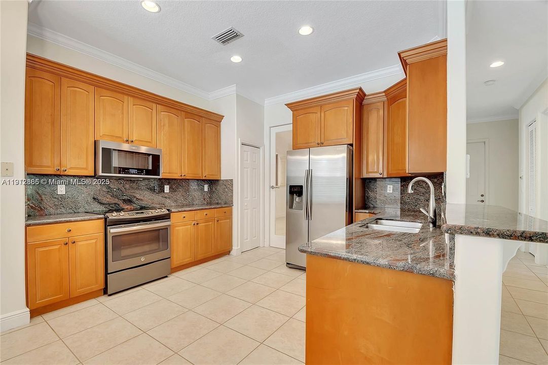 出租: $5,900 (5 贝兹, 4 浴室, 3022 平方英尺)