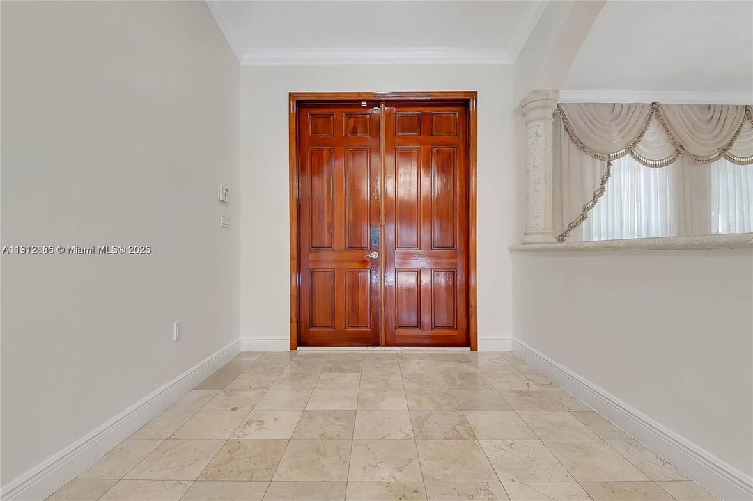 出租: $5,900 (5 贝兹, 4 浴室, 3022 平方英尺)