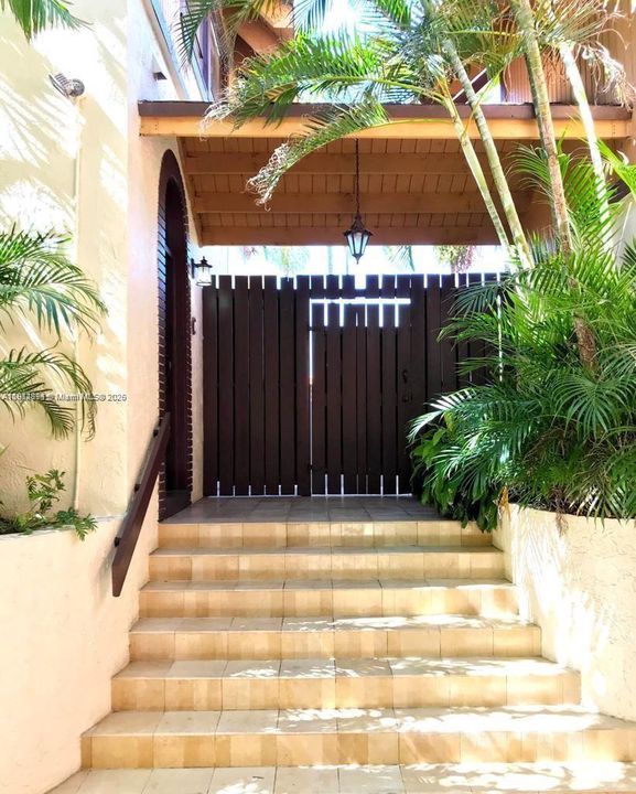 For Sale: $850,000 (1 beds, 1 baths, 960 Square Feet)