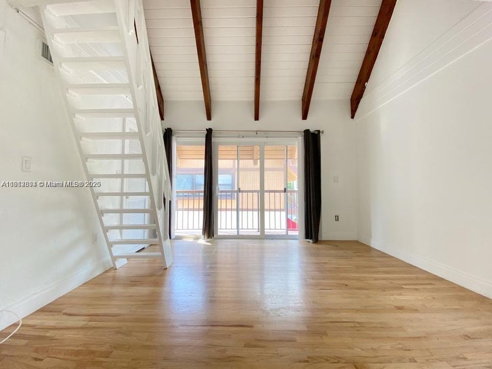 For Sale: $850,000 (1 beds, 1 baths, 960 Square Feet)