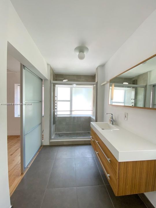 For Sale: $850,000 (1 beds, 1 baths, 960 Square Feet)