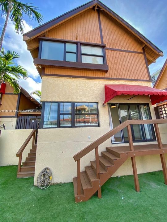 For Sale: $850,000 (1 beds, 1 baths, 960 Square Feet)