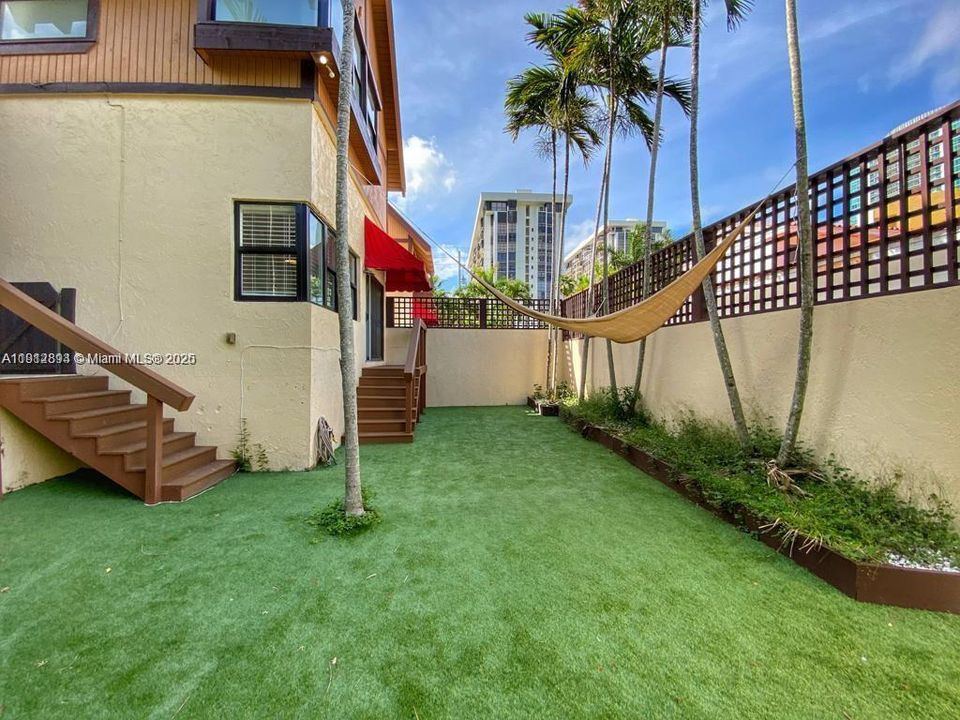 For Sale: $850,000 (1 beds, 1 baths, 960 Square Feet)