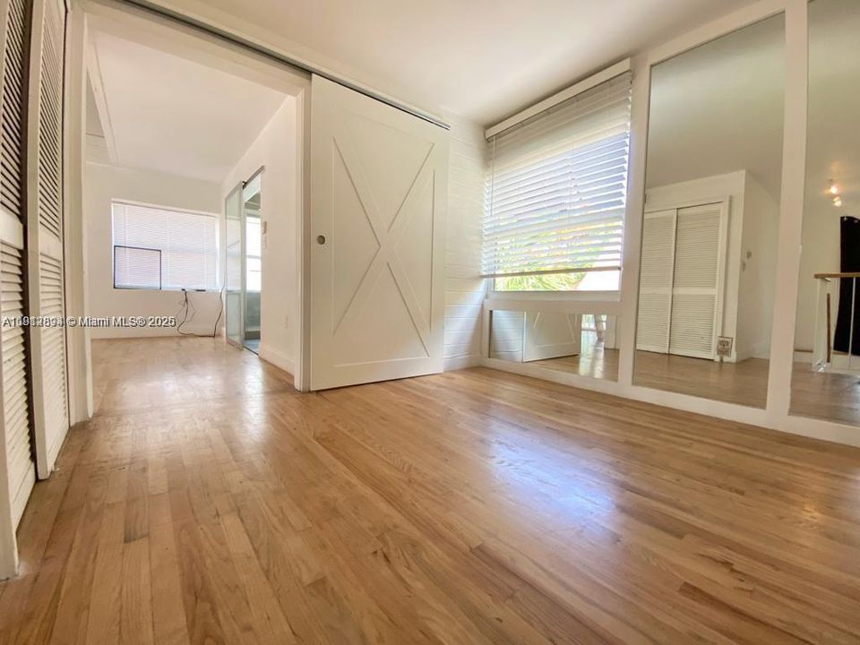 For Sale: $850,000 (1 beds, 1 baths, 960 Square Feet)