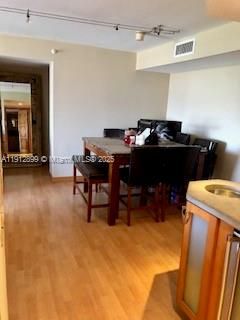 На продажу: $750,000 (2 спален, 2 ванн, 1070 Квадратных фут)