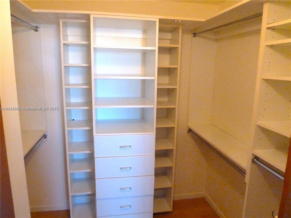 На продажу: $750,000 (2 спален, 2 ванн, 1070 Квадратных фут)