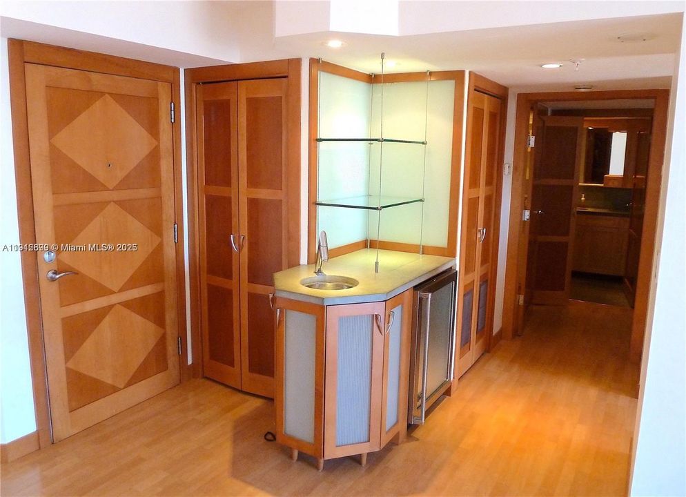 На продажу: $750,000 (2 спален, 2 ванн, 1070 Квадратных фут)