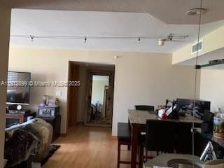 На продажу: $750,000 (2 спален, 2 ванн, 1070 Квадратных фут)