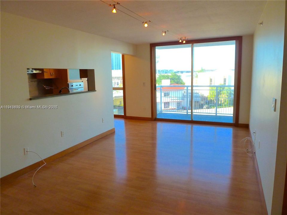 На продажу: $750,000 (2 спален, 2 ванн, 1070 Квадратных фут)