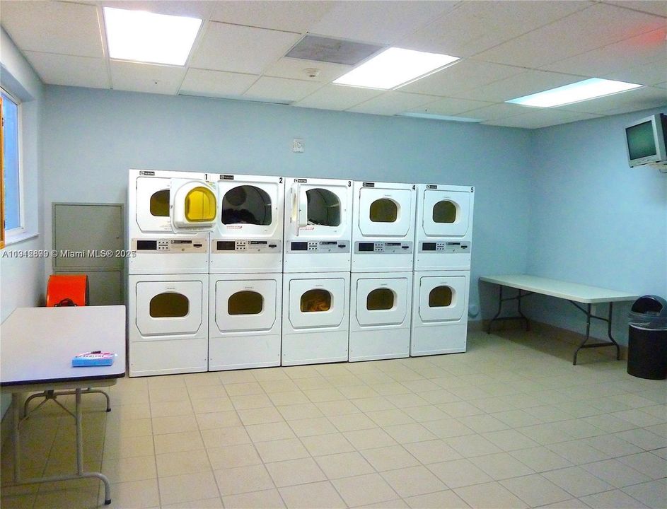 На продажу: $750,000 (2 спален, 2 ванн, 1070 Квадратных фут)