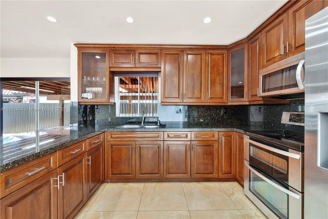 出租: $3,900 (3 贝兹, 2 浴室, 1658 平方英尺)