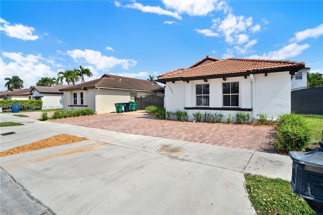 出租: $3,900 (3 贝兹, 2 浴室, 1658 平方英尺)