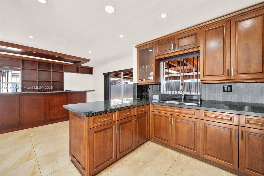 出租: $3,900 (3 贝兹, 2 浴室, 1658 平方英尺)