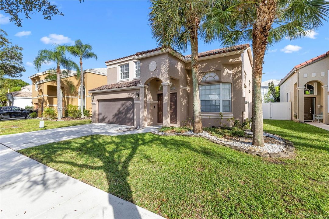 合同活跃: $4,000 (3 贝兹, 2 浴室, 2155 平方英尺)