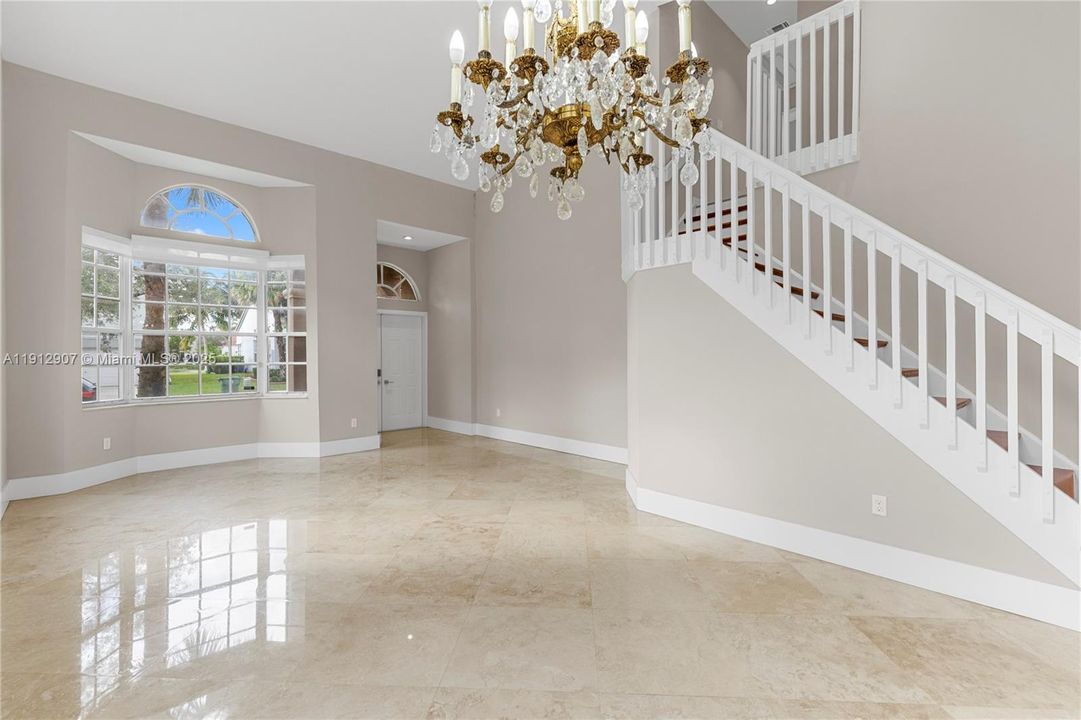 合同活跃: $4,000 (3 贝兹, 2 浴室, 2155 平方英尺)