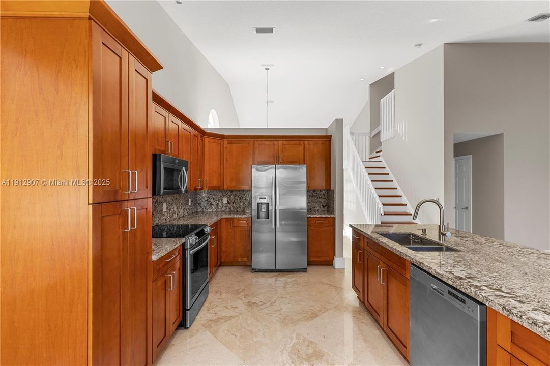 合同活跃: $4,000 (3 贝兹, 2 浴室, 2155 平方英尺)