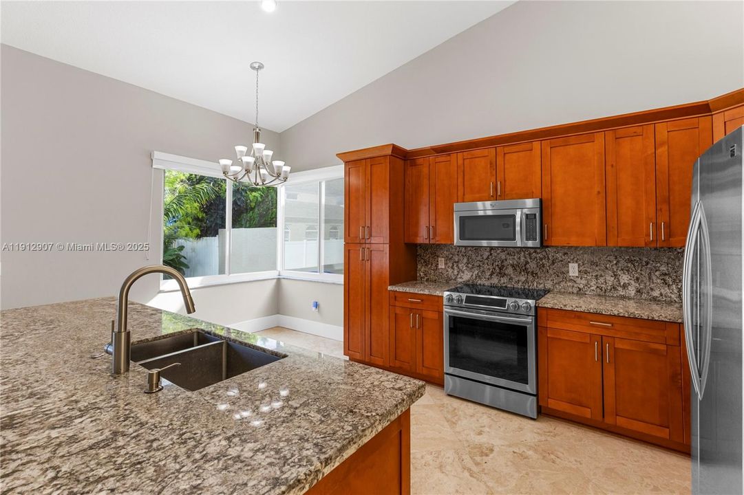 合同活跃: $4,000 (3 贝兹, 2 浴室, 2155 平方英尺)