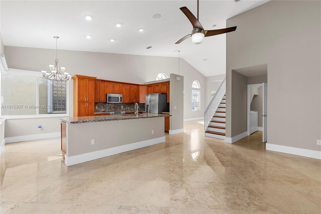 合同活跃: $4,000 (3 贝兹, 2 浴室, 2155 平方英尺)