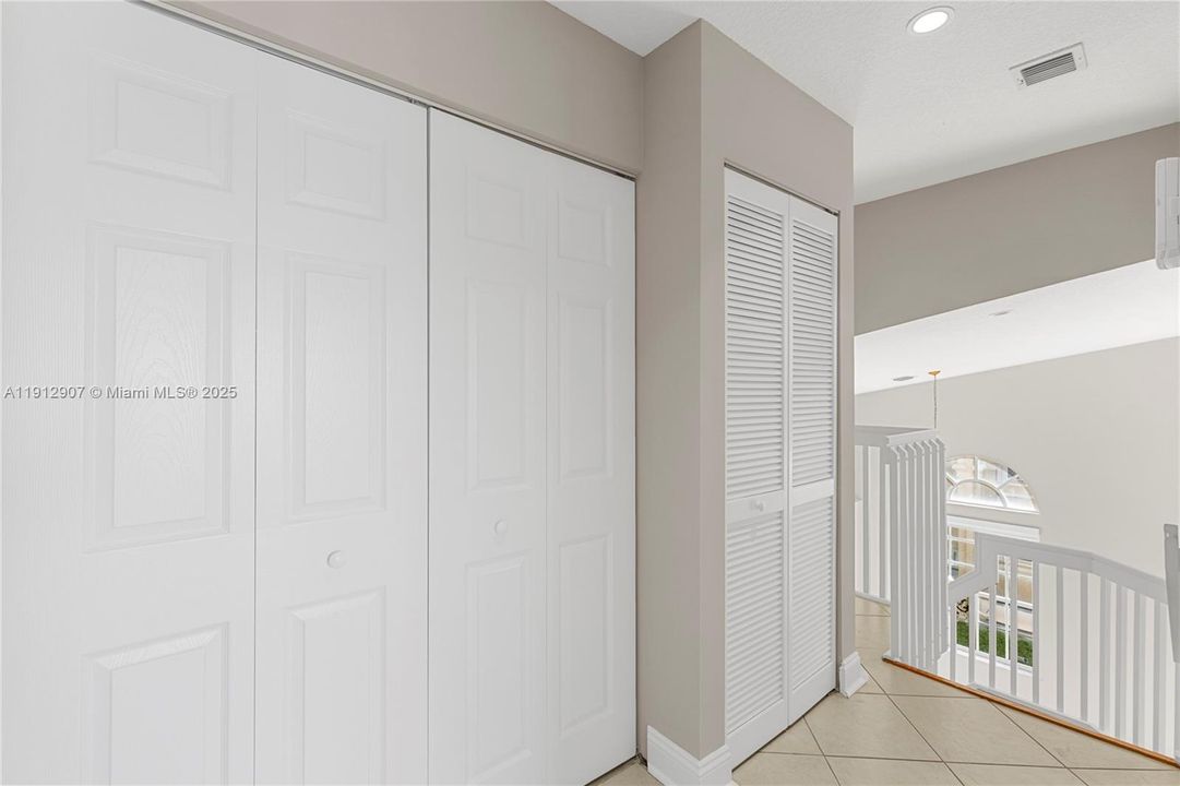 合同活跃: $4,000 (3 贝兹, 2 浴室, 2155 平方英尺)