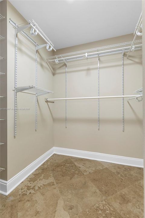 合同活跃: $4,000 (3 贝兹, 2 浴室, 2155 平方英尺)