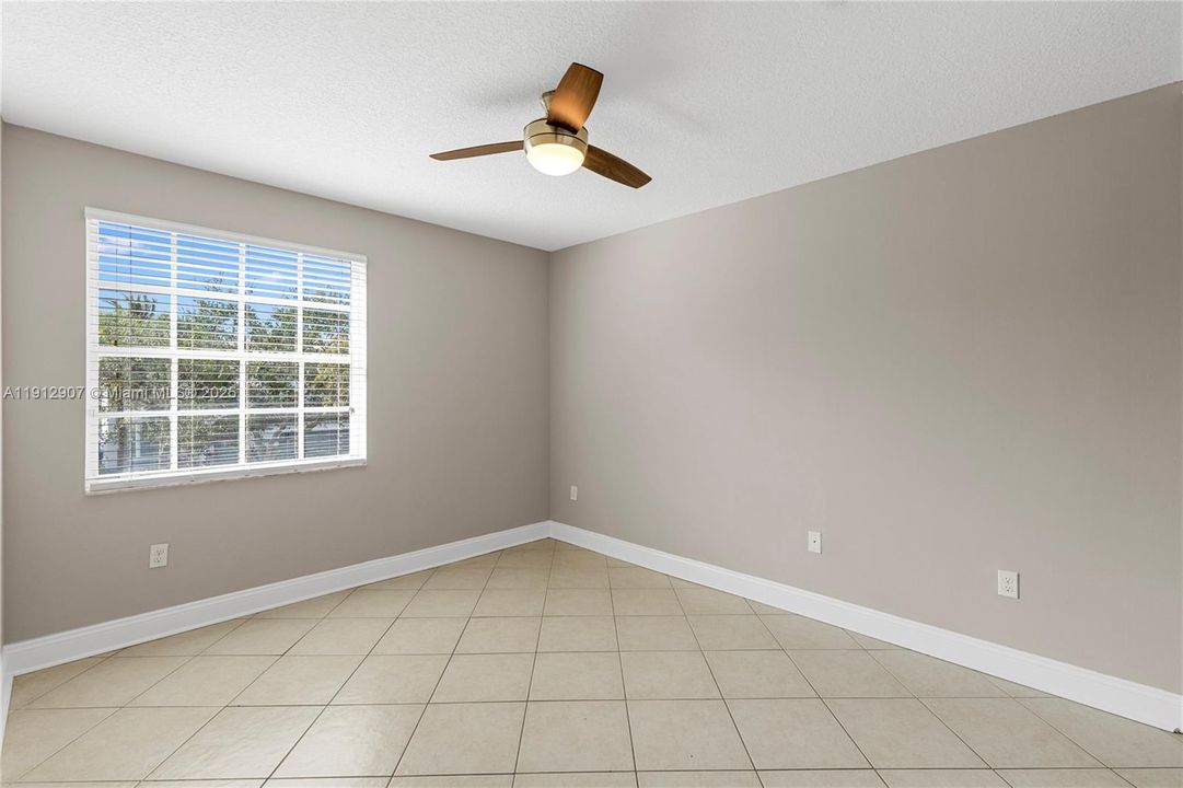 合同活跃: $4,000 (3 贝兹, 2 浴室, 2155 平方英尺)