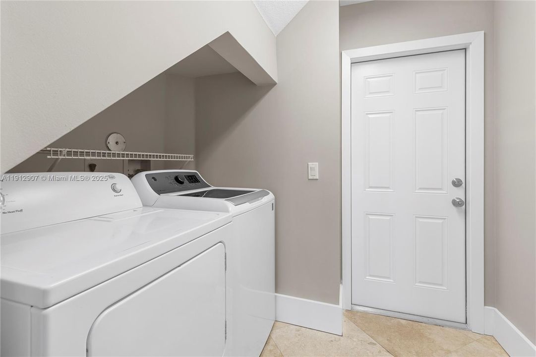 合同活跃: $4,000 (3 贝兹, 2 浴室, 2155 平方英尺)