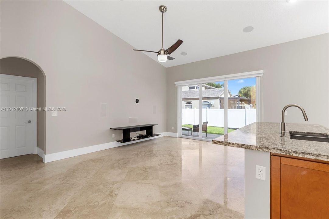 合同活跃: $4,000 (3 贝兹, 2 浴室, 2155 平方英尺)