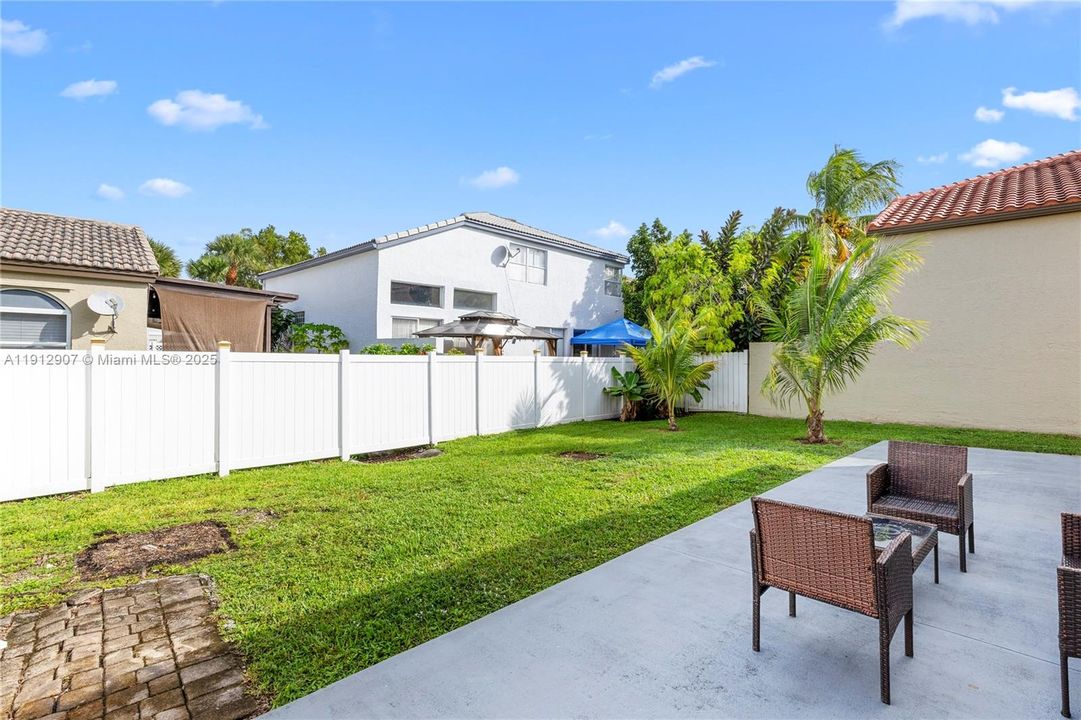 合同活跃: $4,000 (3 贝兹, 2 浴室, 2155 平方英尺)