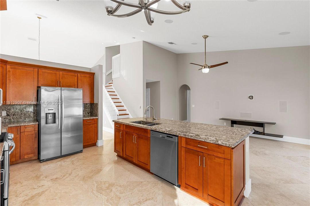 合同活跃: $4,000 (3 贝兹, 2 浴室, 2155 平方英尺)