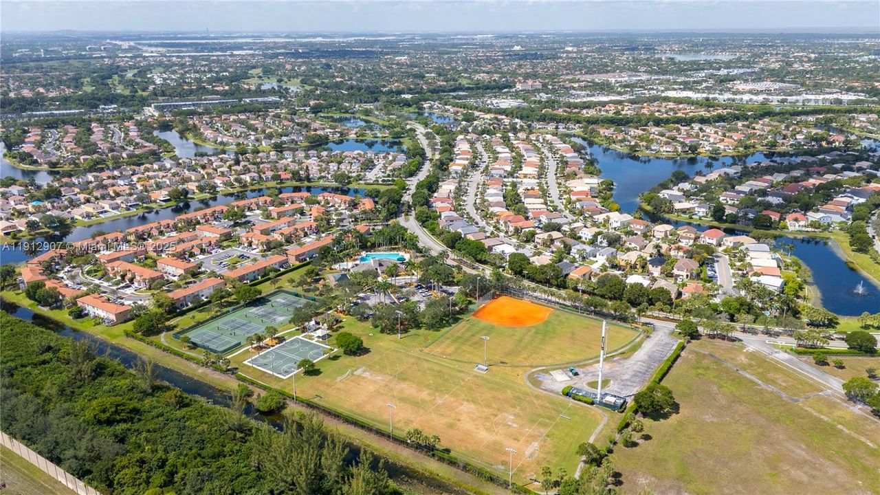 合同活跃: $4,000 (3 贝兹, 2 浴室, 2155 平方英尺)