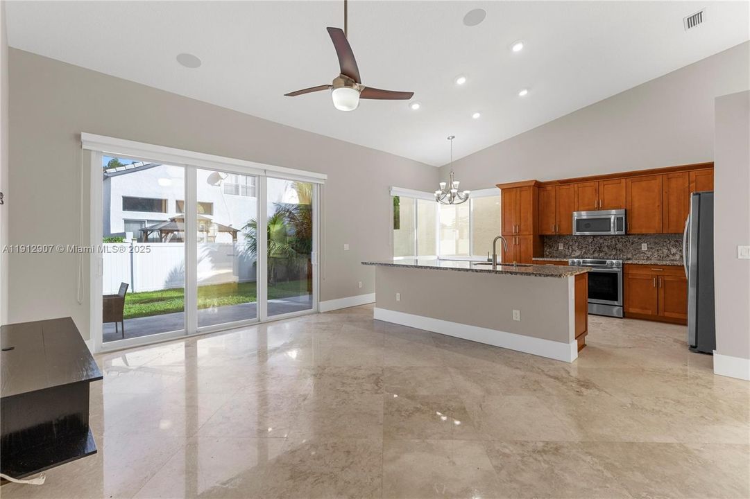 合同活跃: $4,000 (3 贝兹, 2 浴室, 2155 平方英尺)