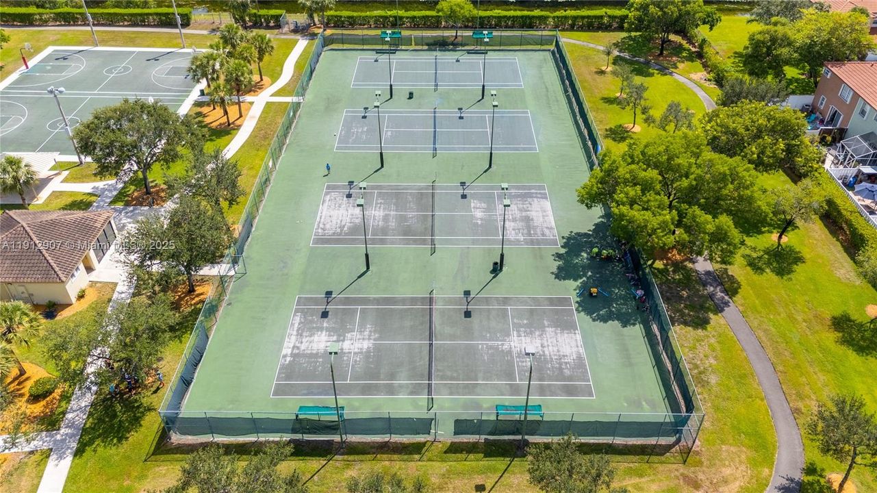 合同活跃: $4,000 (3 贝兹, 2 浴室, 2155 平方英尺)