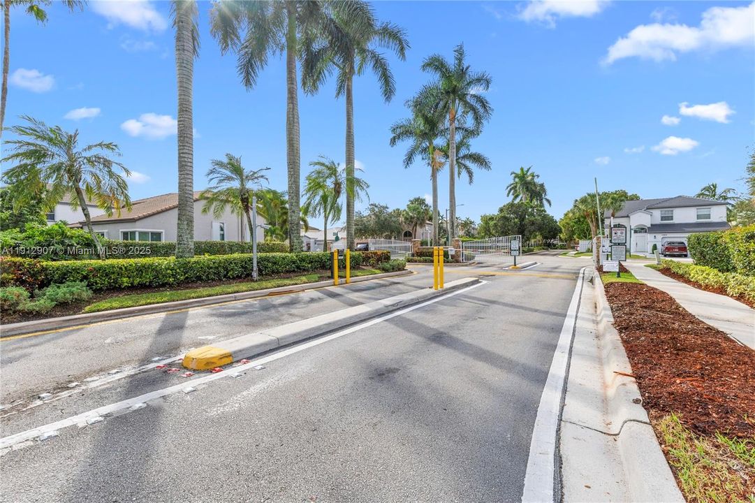 合同活跃: $4,000 (3 贝兹, 2 浴室, 2155 平方英尺)